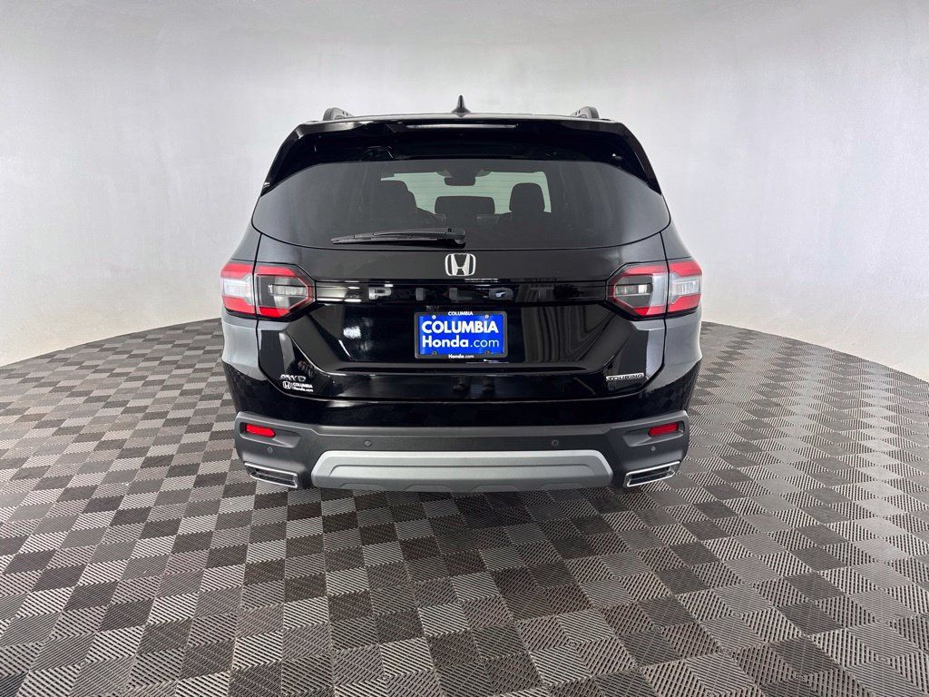 Used 2025 Honda Pilot Touring image 4