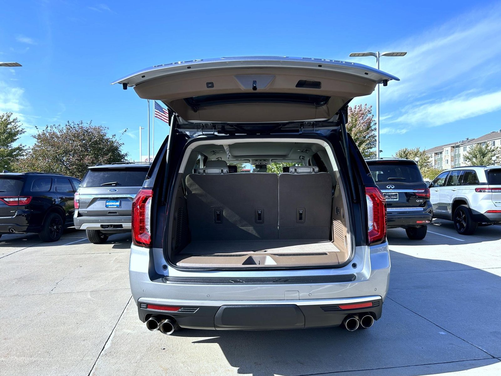 Used 2024 GMC Yukon Denali w/ Advanced Technology Package AWD/4WD image 30