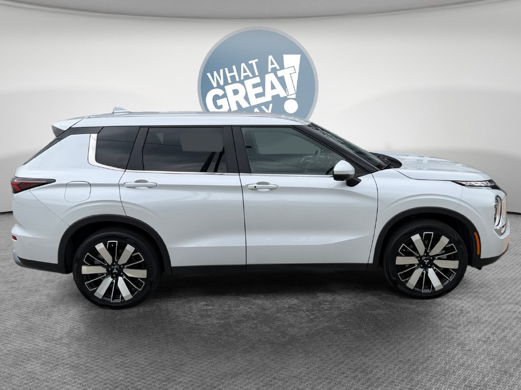 Used 2025 Mitsubishi Outlander SE AWD/4WD image 2