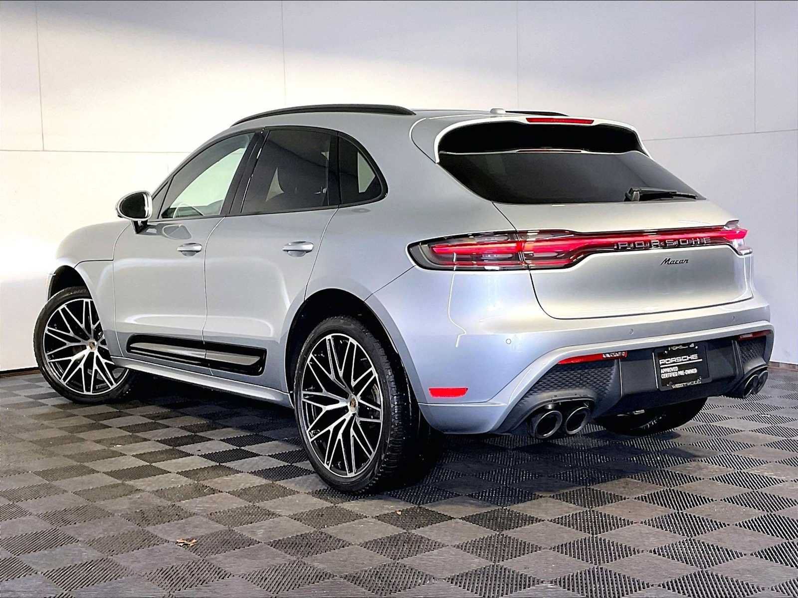 Certified 2023 Porsche Macan AWD/4WD image 3