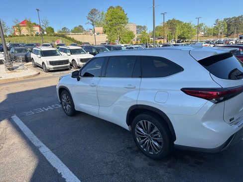 Used 2020 Toyota Highlander Platinum image 3