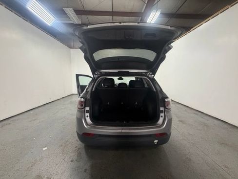 Used 2018 Jeep Compass Latitude FWD image 9