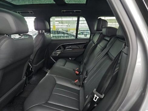 Used 2025 Land Rover Range Rover SE image 10