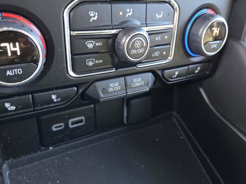 Used 2024 Chevrolet Tahoe Z71 w/ Luxury Package image 27