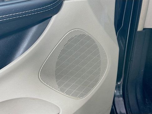 Used 2016 Chrysler Town & Country Touring-L image 20