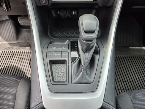 Used 2019 Toyota RAV4 LE FWD image 14