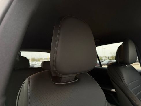 Used 2025 Mercedes-Benz GLC 300 4MATIC image 13