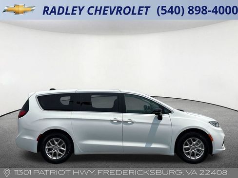 Used 2024 Chrysler Pacifica Touring-L FWD image 20
