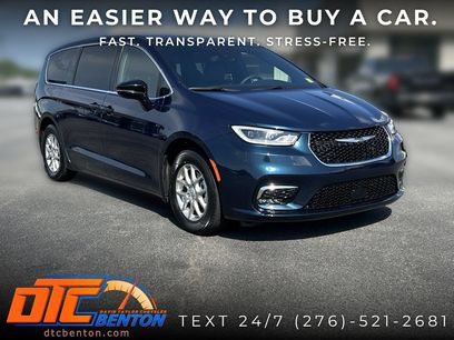Used 2025 Chrysler Pacifica Select