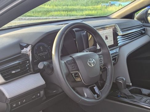 Used 2025 Toyota Camry SE w/ Convenience Package FWD image 8
