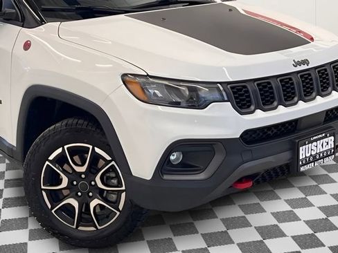 Used 2025 Jeep Compass Trailhawk AWD/4WD image 33