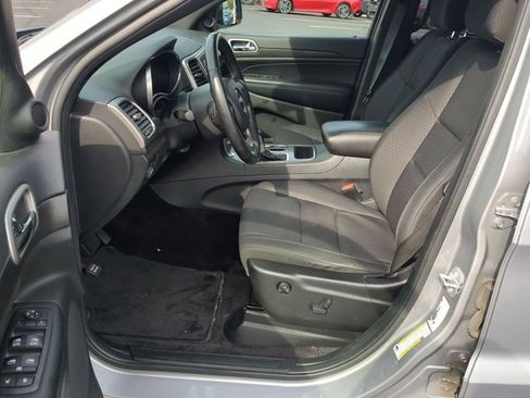 Used 2018 Jeep Grand Cherokee Laredo image 12