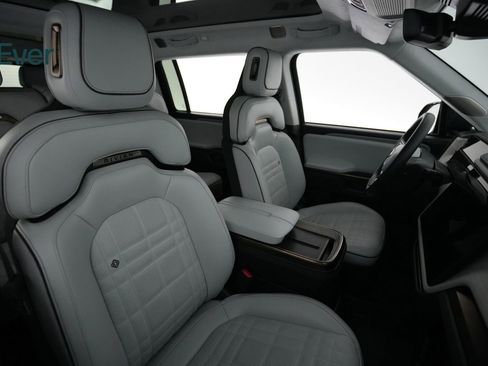 Used 2025 Rivian R1S Premium image 23