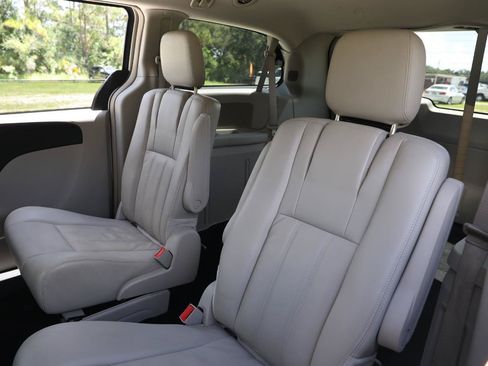 Used 2013 Chrysler Town & Country Touring FWD image 8