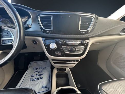 Used 2019 Chrysler Pacifica Limited image 11
