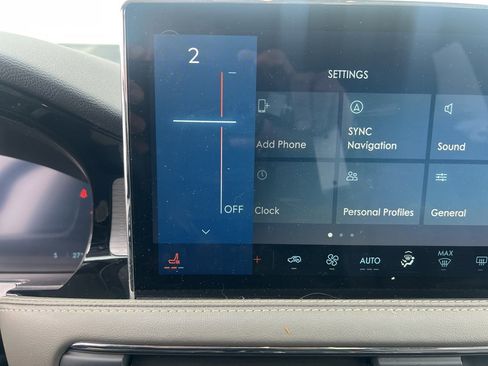 Used 2025 Lincoln Corsair Premiere image 10