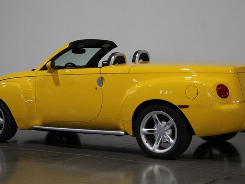 Used 2003 Chevrolet SSR w/ Preferred Equipment Group image 19