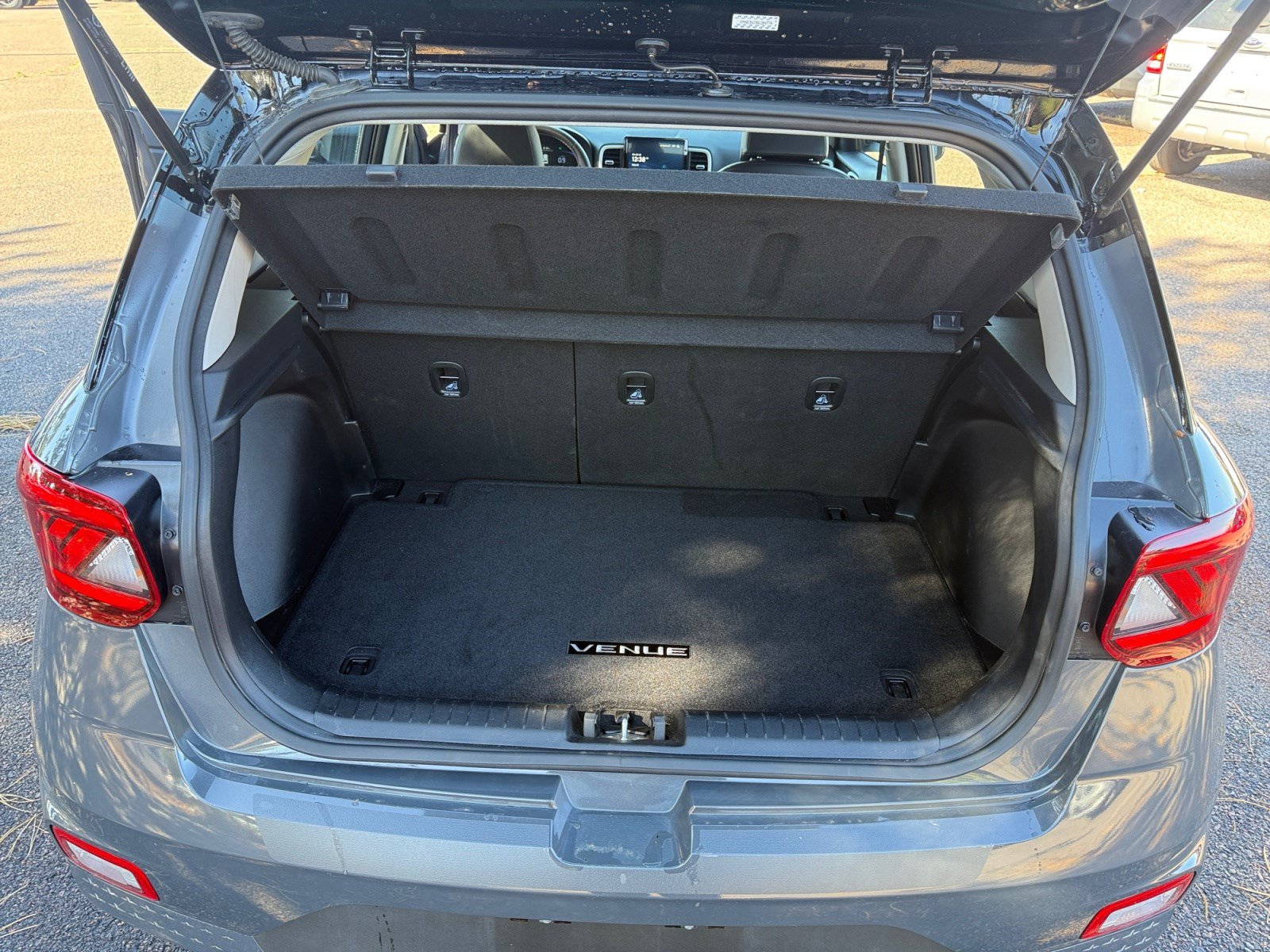 Used 2024 Hyundai Venue Limited FWD image 32