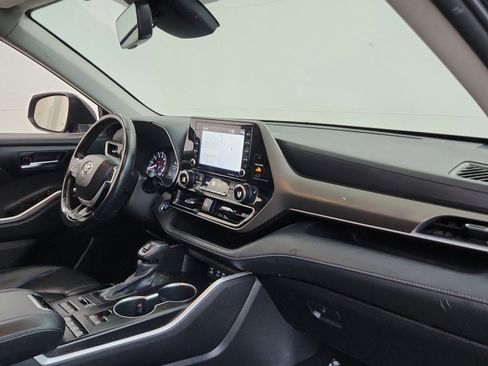 Used 2022 Toyota Highlander XLE AWD/4WD image 32