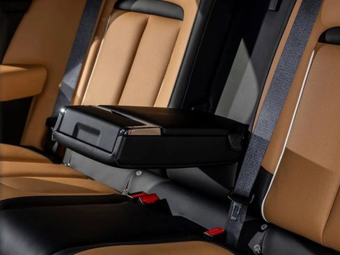 Used 2024 Rolls-Royce Cullinan Black Badge w/ Dark Exterior Package image 32