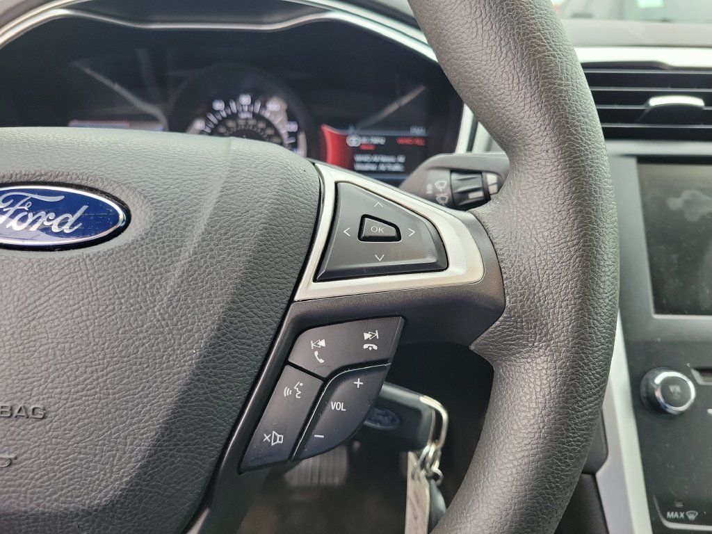 Used 2014 Ford Fusion SE FWD image 25