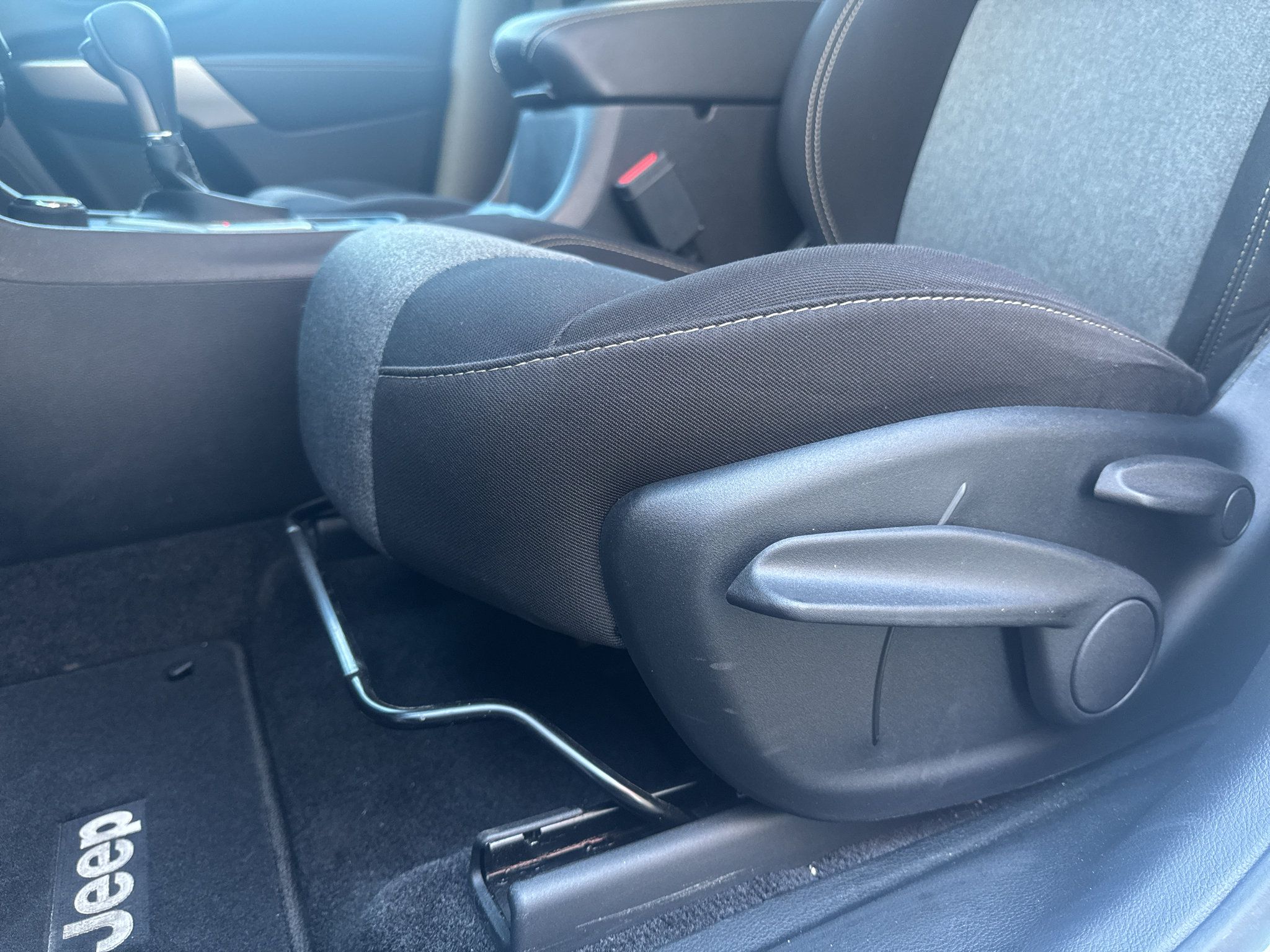 Used 2018 Jeep Cherokee Latitude w/ Safety Group AWD/4WD image 27