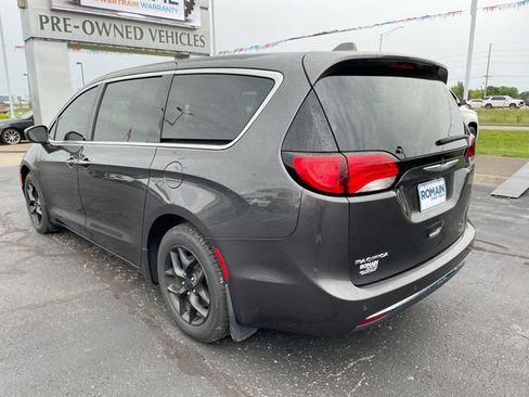 Used 2018 Chrysler Pacifica Touring Plus w/ Tire & Wheel Group FWD image 3