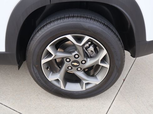 Used 2025 Chevrolet Trax LT w/ LT Convenience Package FWD image 10