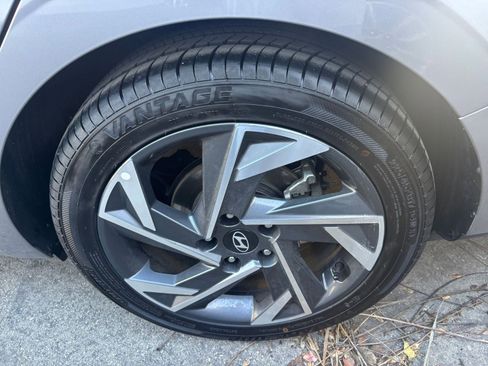 Used 2025 Hyundai Elantra Limited image 31