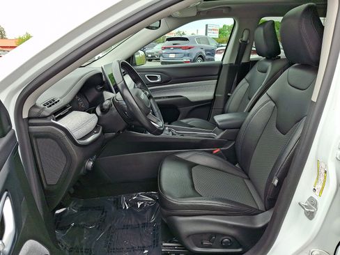 Used 2022 Jeep Compass Latitude w/ Sun and Sound Group AWD/4WD image 13