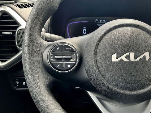 Used 2025 Kia Soul LX w/ LX Technology Package FWD image 9