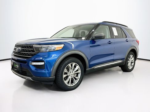 Used 2022 Ford Explorer XLT w/ Equipment Group 202A AWD/4WD image 3