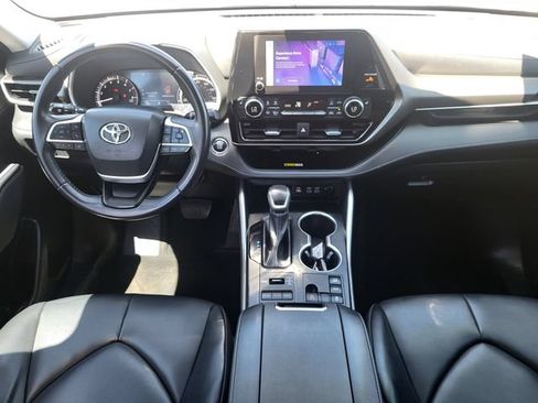 Used 2023 Toyota Highlander XLE AWD/4WD image 24