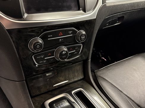 Used 2019 Chrysler 300 Limited image 13