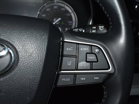Used 2022 Toyota Highlander XLE AWD/4WD image 9