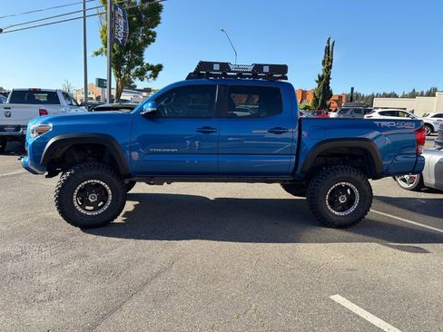 Used 2016 Toyota Tacoma TRD Off-Road w/ Premium & Technology Package AWD/4WD image 2