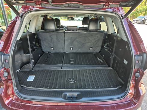 Used 2019 Toyota Highlander XLE image 11