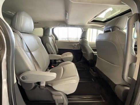 Used 2021 Toyota Sienna XLE image 20
