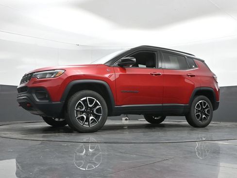 Used 2025 Jeep Compass Trailhawk AWD/4WD image 43