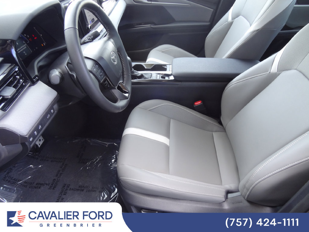 Used 2025 Toyota Camry SE FWD image 6