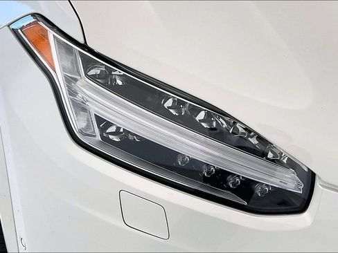 Used 2023 Volvo XC90 B6 Plus image 40