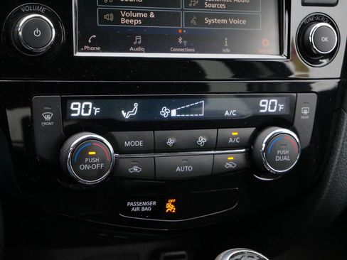 Used 2020 Nissan Rogue SV image 35