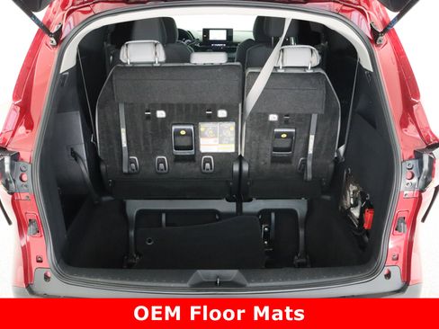 Certified 2025 Toyota Sienna LE image 32