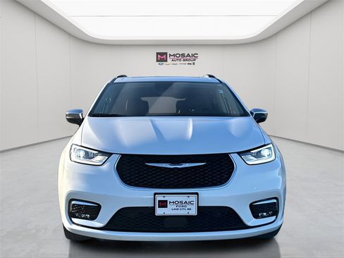 Used 2023 Chrysler Pacifica Limited image 2