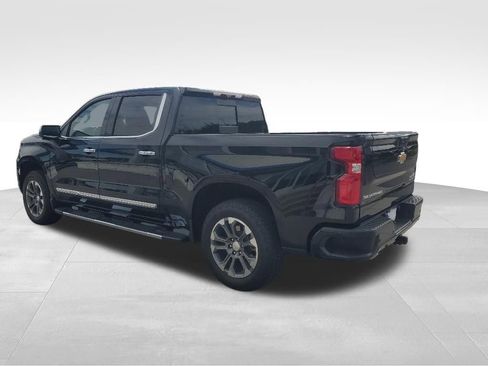 Used 2025 Chevrolet Silverado 1500 High Country w/ Technology Package AWD/4WD image 3