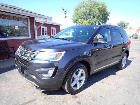 Used 2017 Ford Explorer XLT w/ Equipment Group 202A AWD/4WD image 3