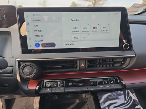 Used 2025 Toyota Prius Plug-In Hybrid image 22