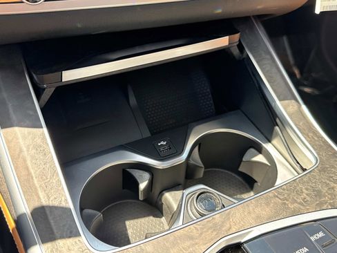 Used 2025 BMW X7 xDrive40i w/ Premium Package image 28