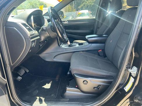 Used 2019 Jeep Grand Cherokee Laredo RWD image 6