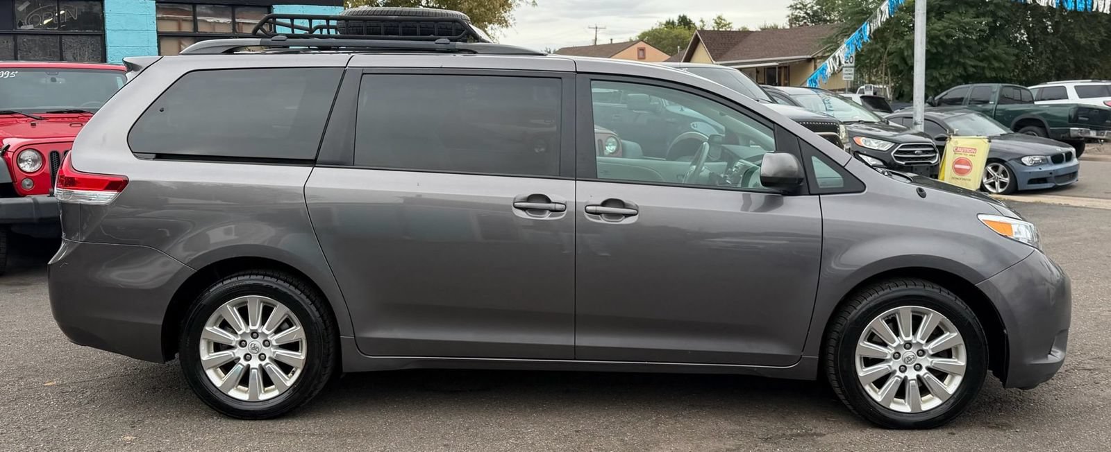 Used 2013 Toyota Sienna LE w/ Towing Pkg AWD/4WD image 2